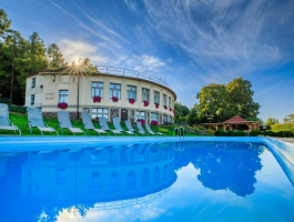 Ermi hotel*** Jince